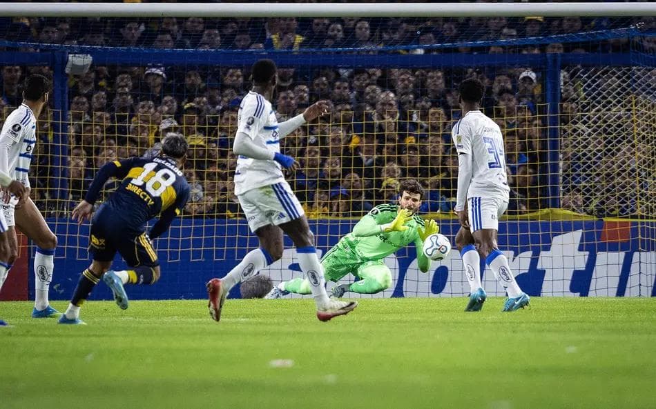 Fagner cala a Bombonera: Cruzeiro segura o empate com um a menos e fica perto das oitavas