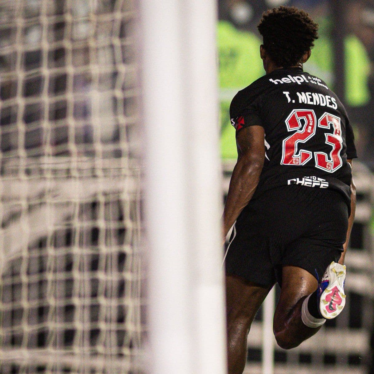 Thiago Mendes Decide em Golaço, Vasco Vence o Athletico e entra no Top-8 do Brasileirão