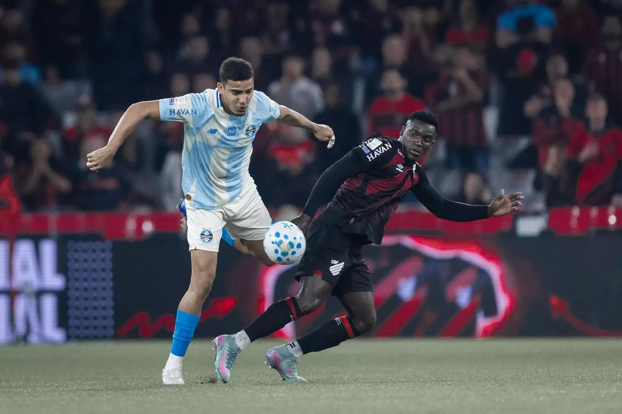 Dois Expulsos, Nenhum Gol: Athletico-PR e Grêmio Empatam em 0 x 0 na Arena da Baixada