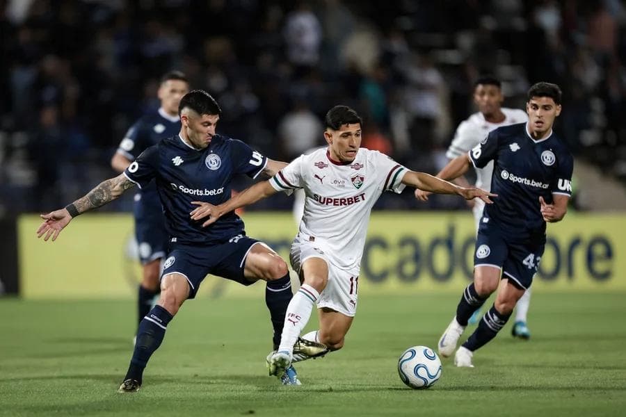 John Kennedy Salva o Flu no Final em Mendoza: Rivadavia 1 x 1 Fluminense
