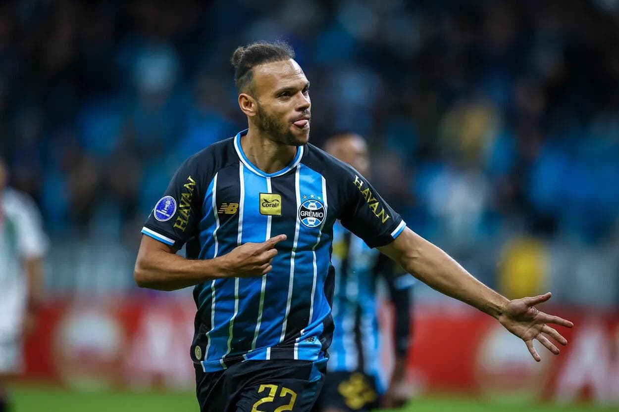 Braithwaite abre, Pavón fecha: Grêmio bate o Palestino na Arena e segue vivo na briga pela liderança