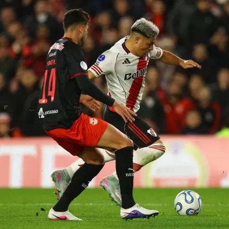 Cruel nos acréscimos: Bragantino vê o sonho da liderança escapar em empate com o River no Monumental