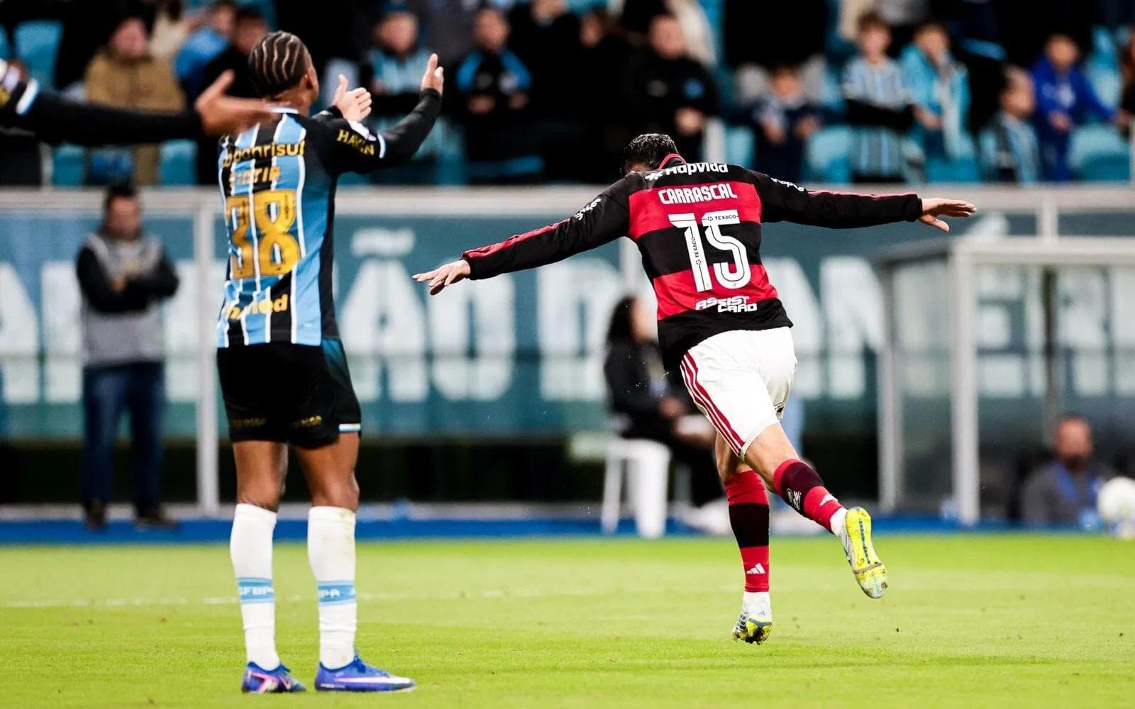 Carrascal Decide, Flamengo Vence o Grêmio na Arena e Manda Tricolor ao Z4